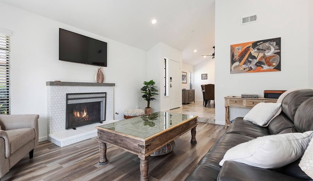 Home by the Harbor - Quiet 2-bedroom near the beach, walk to everything