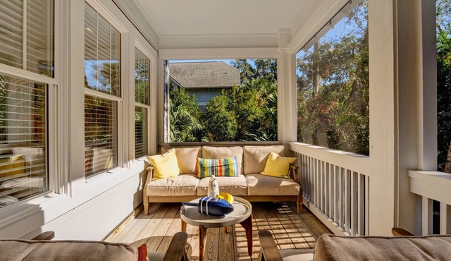 Hondo's Hideaway is a beautiful three-bedroom cottage in prime location near market, shopping, and dining. Newly decorated. Temporary membership to Shoals Club and BHI Club available. Two 4-passenger golf carts, bicycles, and luxury amenities provide