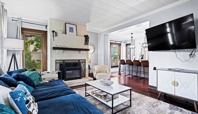Hot Tub, Tiki Bar & Harry Potter Room- Clintonville Family Retreat