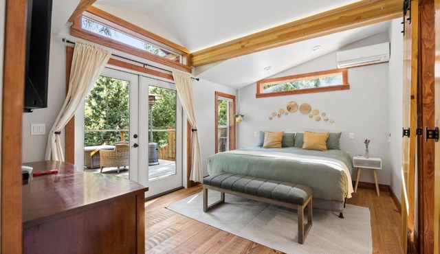 Howard's Hideaway Riverfront Pet Friendly Cabin