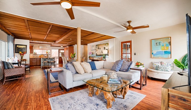 IDEALLY LOCATED, FABULOUS "HALE NANEA" Beach House- AC