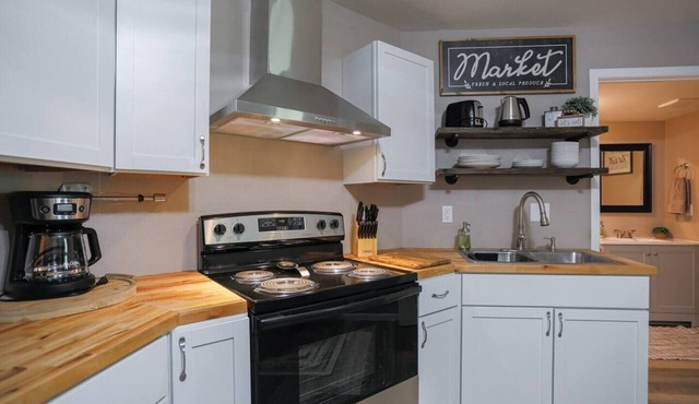 Jelinek Hideaway Unit 6 - Modern 2BR Apartment