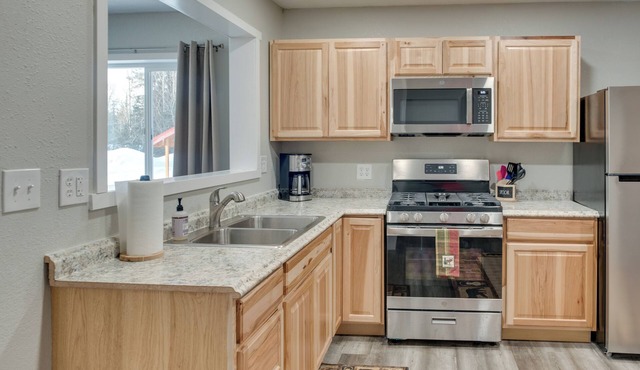 Kenai River Base! Spacious 2-unit Cabin Compound