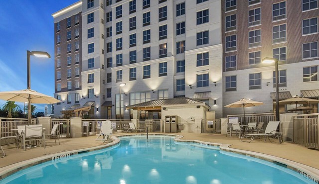 King Studio + Free Breakfast! Pool & Gym Access.