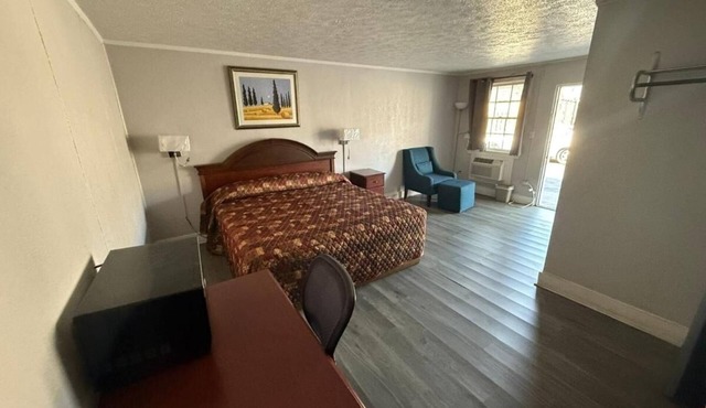 King Unit Near Arts & History Museum, Pets Welcome and Parking Included!