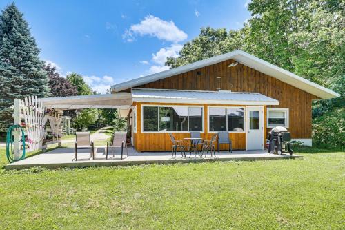 La Crescent Cottage on Minnesota Bluffs w/View!