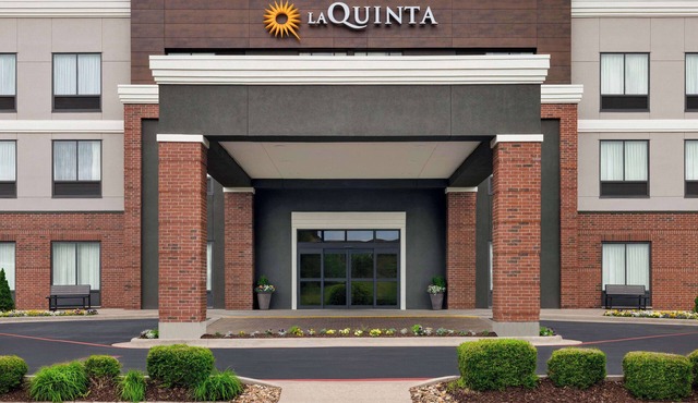 La Quinta Inn & Suites by Wyndham Springfield Airport/Rte 66