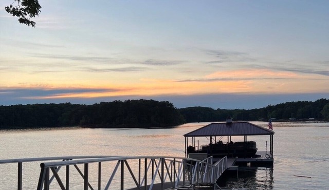Lake Front Home on Buggs Island/Kerr Lake Close to Bluestone Boat Ramp!