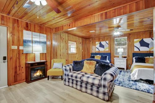 Lake Haven Cottage with Game Room, Swim Dock and Boat