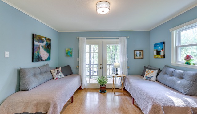 Lakefront Cottage by Little Golden Gate Bridge