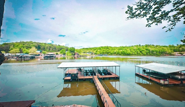Lakefront Home 4Bed/3Bath/Dock w/Diving Board/Firepit/Grill/Kayaks-12pp Best Fishing Spot on Lake