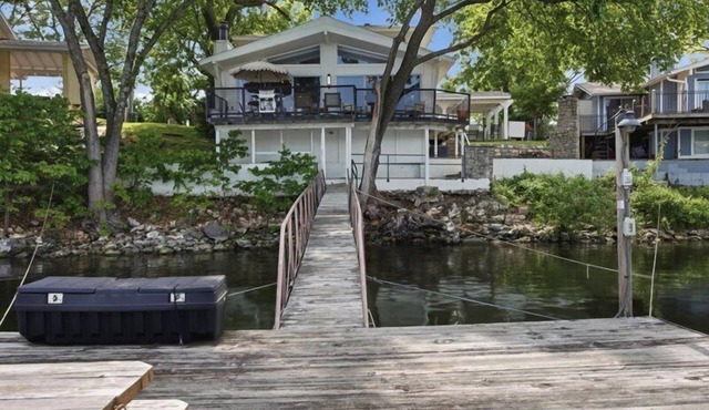 Lakefront Luxury w/Dock, Great Location!