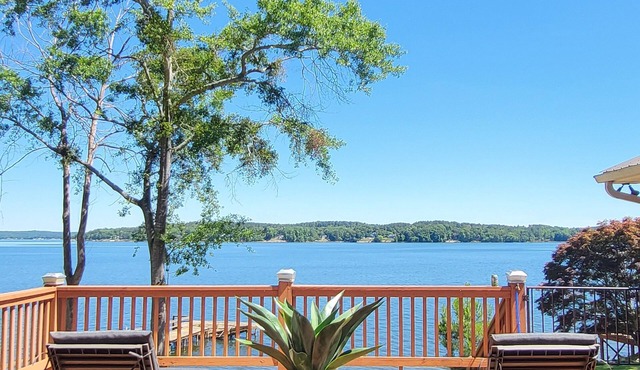 Lakefront Private Beach, Fire pit, Mile long lake views, Mega Screened in Porch
