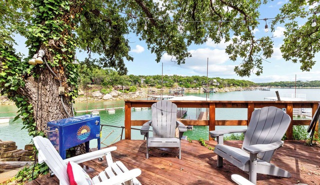 LAKEFRONT ~ Weekday & Spring Deals! Fishing ~ Private Dock ~ Pets OK