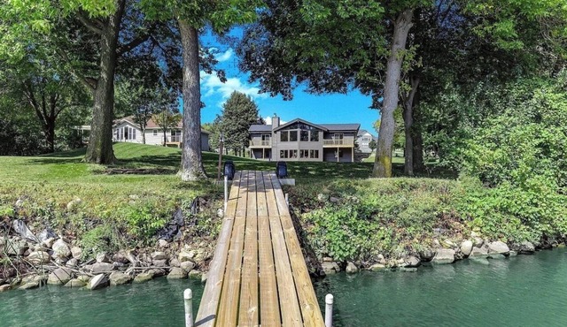 Lakeside Haven at Wells Lake Lakefront, Pool Table, Events Space & Fully Loaded