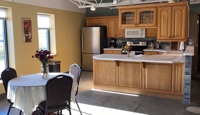 Lakeside Lodging @ The Plaza Cozy 2 Bed- 2 Bath Nestled near the Lake Region
