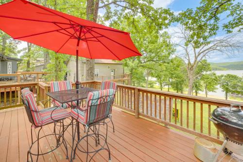 Lakeside Reeds Spring Home w/Deck & Pool Access!