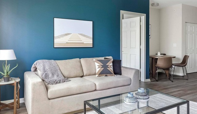 Landing | Beautiful 2BD, Pool, Gym