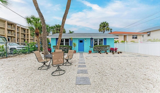 Large Renovated Studio-Steps to beach and walk to St. Armand's