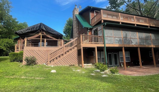 Large Spacious home with Awesome Lake Access public Boat ramp near by