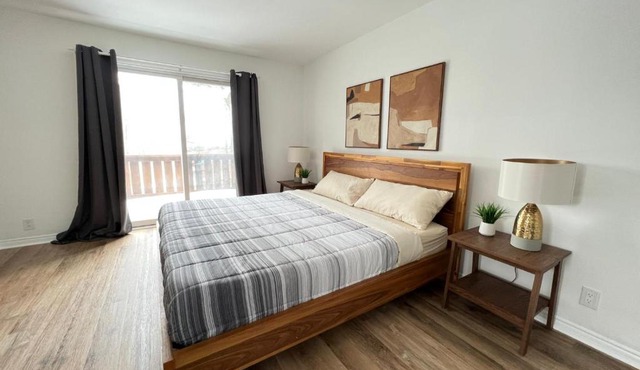 Letitia Heights !E Spacious and Quiet Private Bedroom with Private Bathroom in Barrie