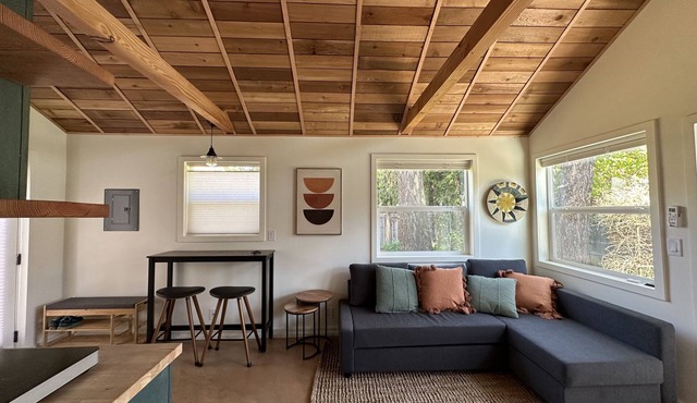 Light-filled Cedar Guesthouse with hot tub and private backyard