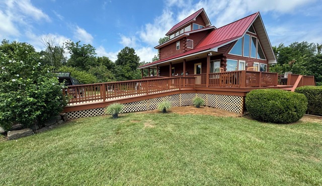 Lodge at Buzzard Roost: Cliff-Top Ohio River Views, Hot Tub, ADA Accessible