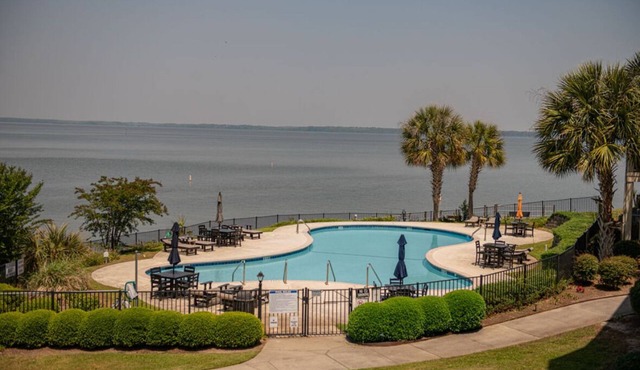 Lovely Condo w/pool, balcony, and lakeside view!