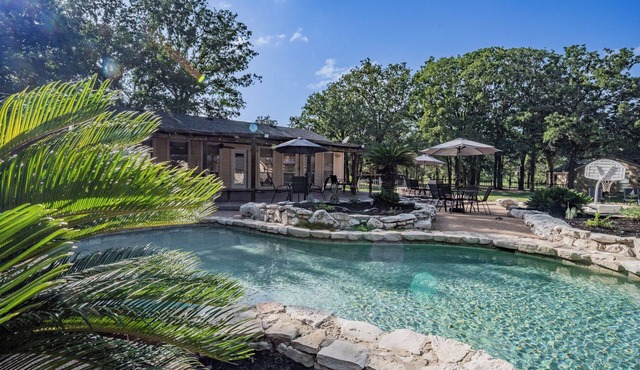 Luling Ranch-Pool-Pool Table-FoosBall-Sleeps 20! in Luling