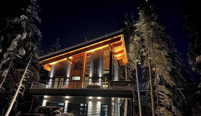 Luxurious Orca Mountain Chalet - Nestled in Towering Trees with a Private Creek!