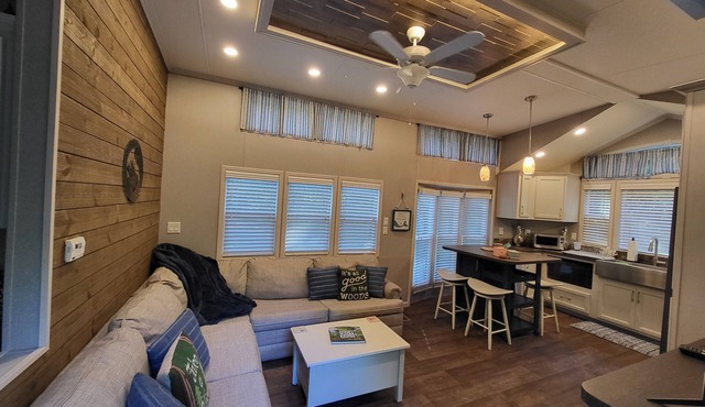 Luxurious quiet cottage on 25 acre rescue farm. In the forest above Port Angeles