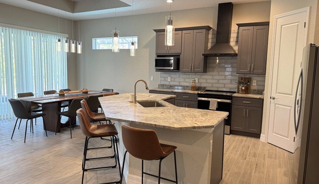 Luxurious Retreat 4BR/3.5 BA Heated pool/spa