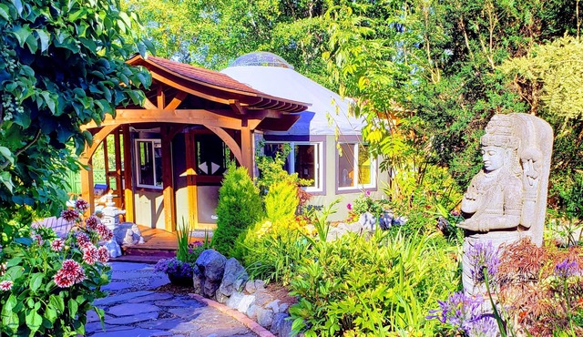 Luxurious Yurt, magical gardens, heated floor, 6ft bathtub. Windows to beauty!