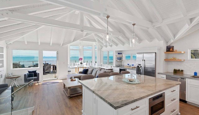 Luxury Sandcastle Beachfront! Sleeps 8 - Walk Everywhere!