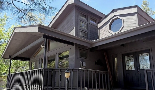 Luxury Swiss Manor on Mount Elden -2250sq ft, 3 Bed, 2 Bath, Direct Trail Access