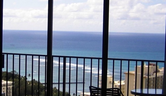 Magnificent Ocean View Penthouse, FREE PARKING- Pool renovation until May 18th