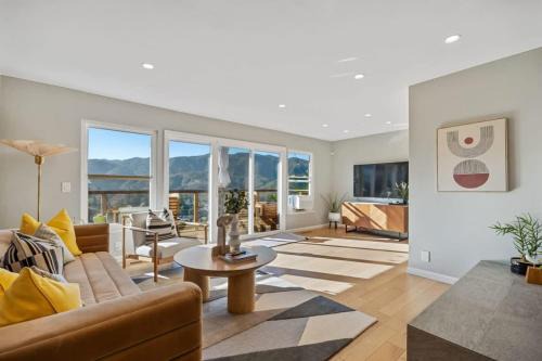 Marbella Lane - Chic Abode w Mountain Skyline in Pacifica