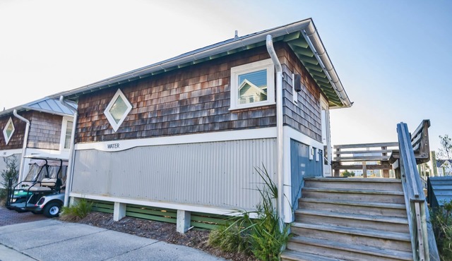 Marina view one bedroom cottage close to amenities on BHI. Walking distance to the NC lighthouse