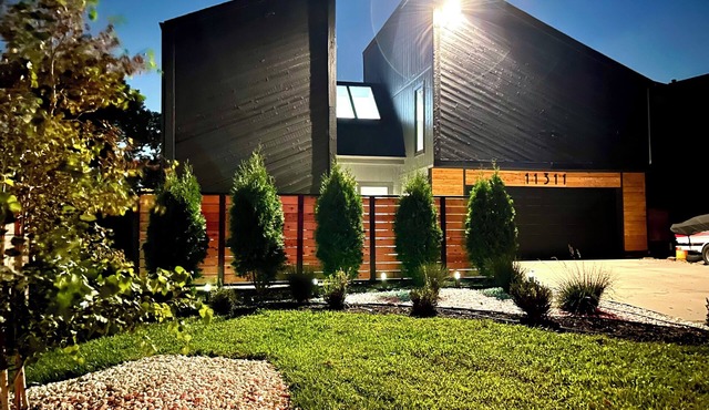 Marvelous Modern Spacious 4-bedroom house near interstate and Top Golf.