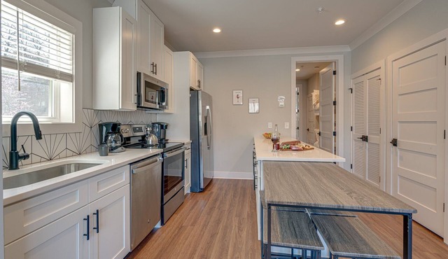 Merry Melrose -mins to Broadway- Sleeps 6