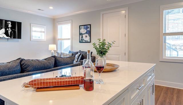 Mesmerize Melrose - Mins to Broadway - 2 Bedrooms