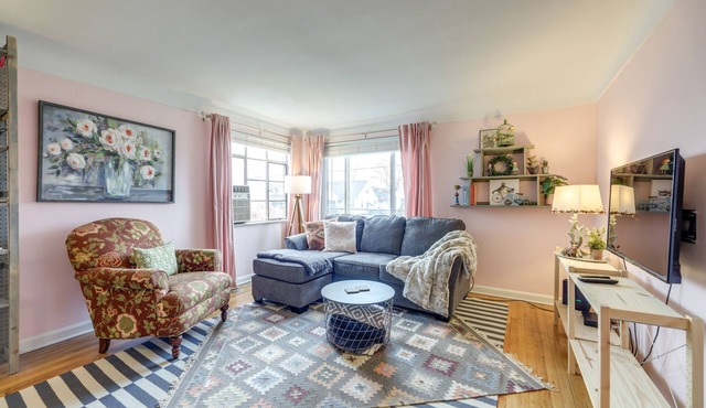 Mid-Century First-Floor Apt 15 Mins to Cincinnati!