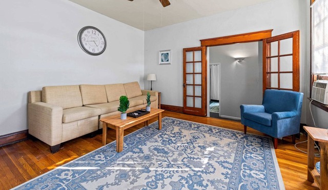 Midtown Apt Near Downtown&U of C- Hangout Unit 1&3