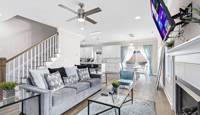 Modern 4 BR/2.5 Bath w/wine & 5 mins to Light Rail