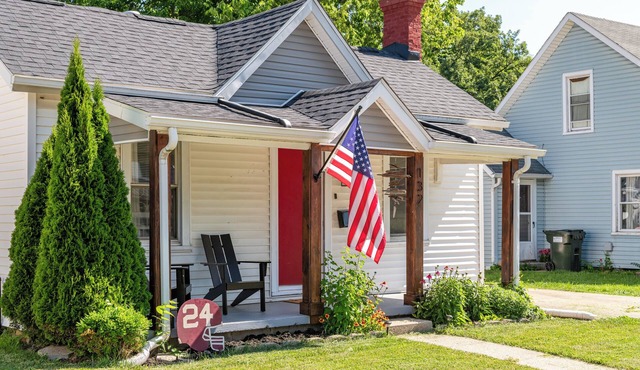 Modern Downtown Bungalow w/Fenced in Yard