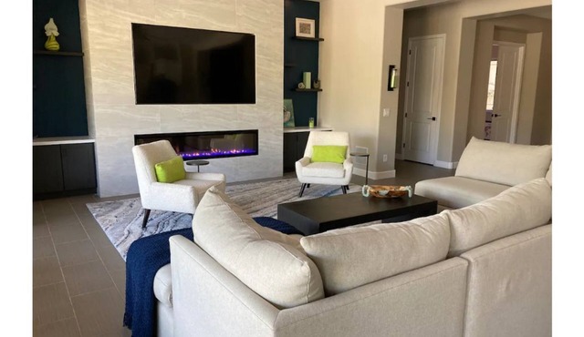 Modern Executive Home Pool & Hot Tub 4BR/3.5BA, Office