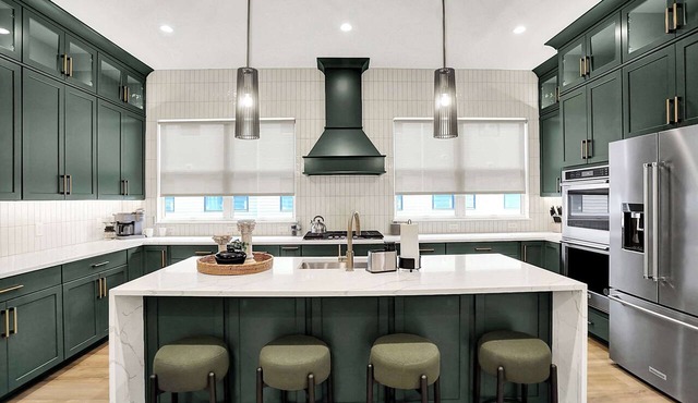 Modern Luxury | Fireplace | Rooftop Deck | Near DT