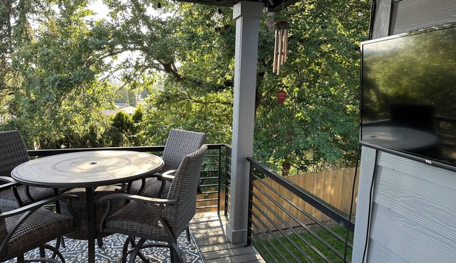 Modern spacious 4-bdrm. house in beautiful La Center, with AC & pets allowed.