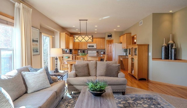 Modern & Spacious 5‑Bedroom Family Home – Near Twin Cities