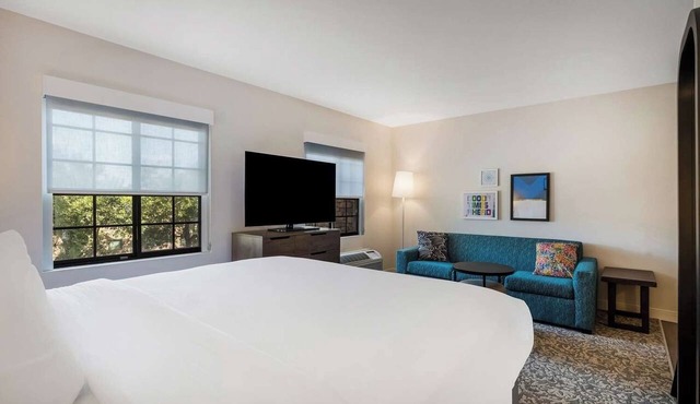 Modern Studio Perfect for Couple Stay w/Outdoor Pool Access